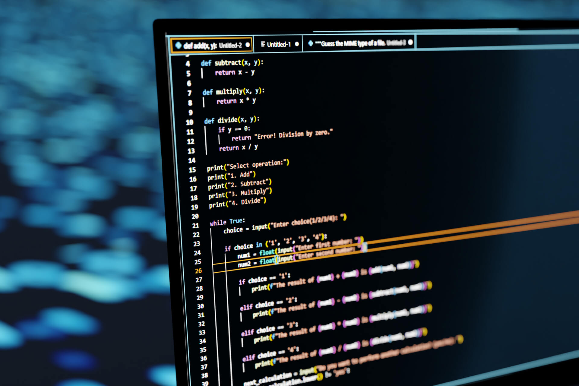 パソコン画面に映るコードのクローズアップ