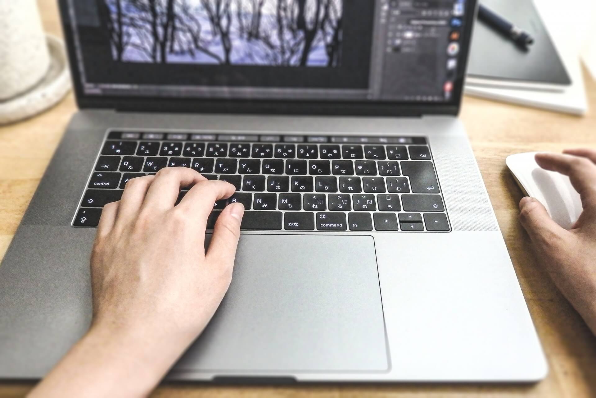 デザインソフトを使うノートパソコン操作