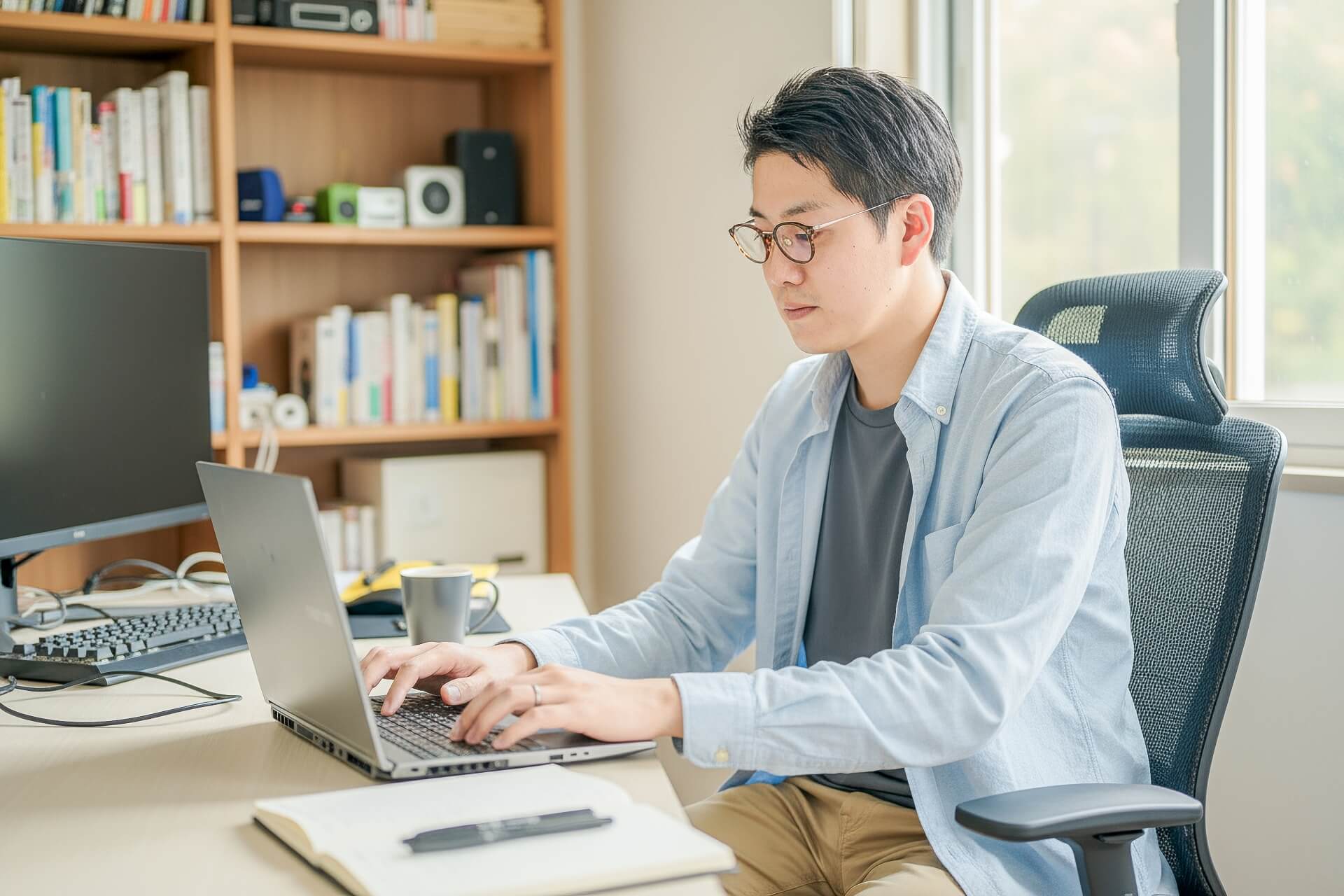 ホームオフィスで作業する男性