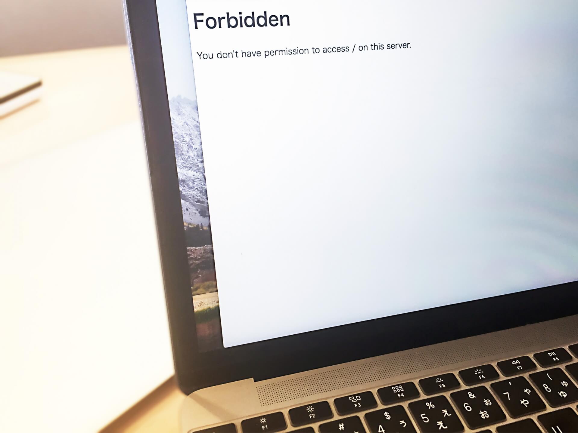 ノートパソコンに表示されたテキストエディタ